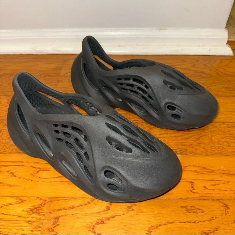Adidas Yeezy foam RNR in carbon gray men’s 9